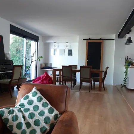 Spacious House, Ideally Located With Pool! Casa de Férias