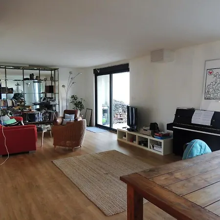 Vakantiehuis Spacious House, Ideally Located With Pool! *